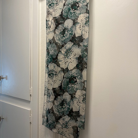 NWT vintage Harari 100% silk scarf - peonies pattern - Picture 1 of 6